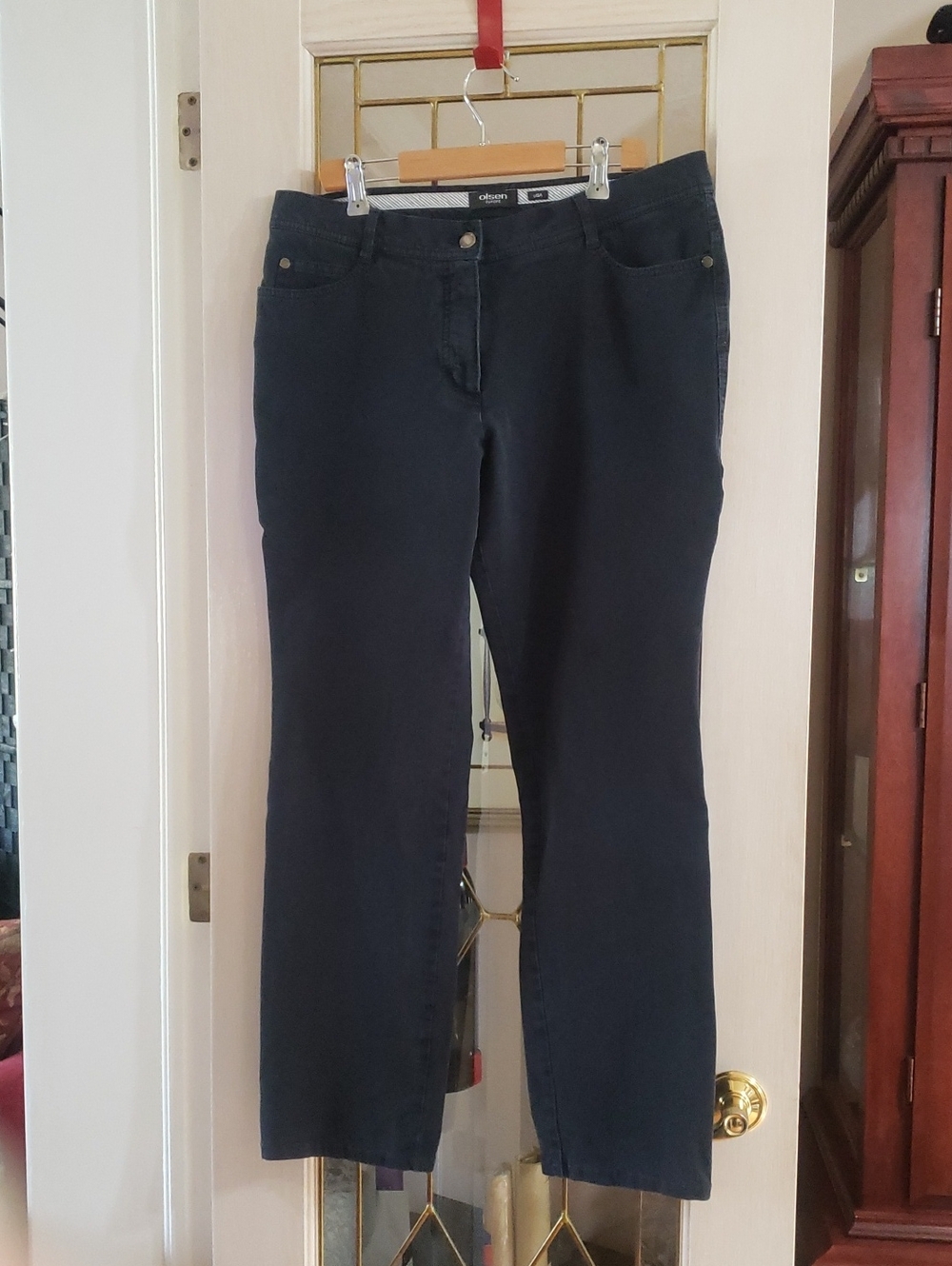 Olsen Europe Lisa Women's Jeans in a deep dark blue wash. Size M-L/12